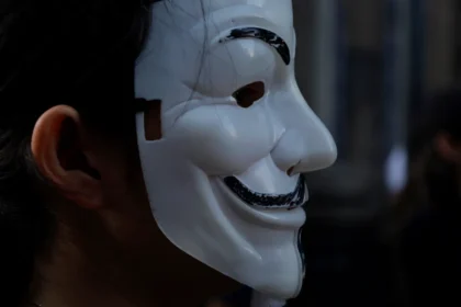 Phineas Fisher dikenal sebagai hacker misterius yang membobol perusahaan pembuat spyware, tetapi identitasnya tak pernah terungkap hingga sekarang.