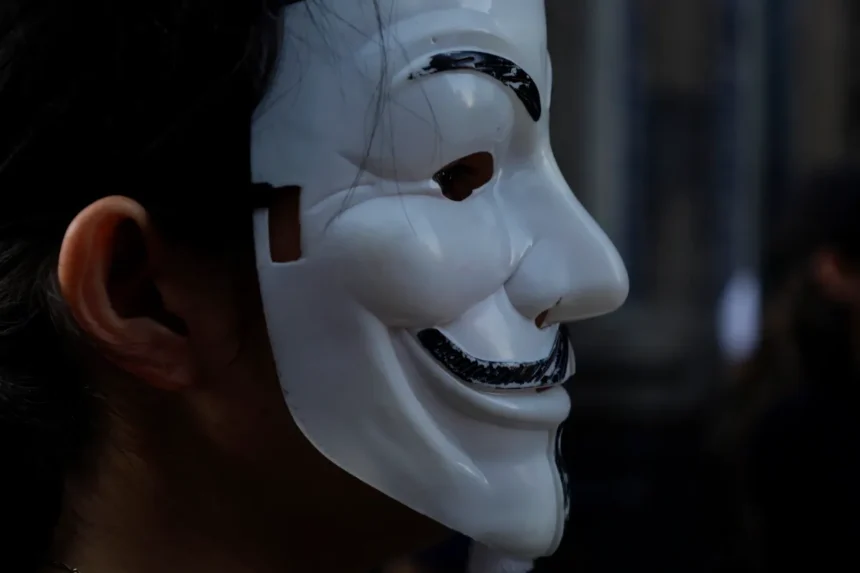 Phineas Fisher dikenal sebagai hacker misterius yang membobol perusahaan pembuat spyware, tetapi identitasnya tak pernah terungkap hingga sekarang.