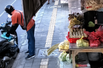 pria curi beras modus belanja Denpasar