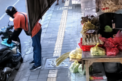 pria curi beras modus belanja Denpasar