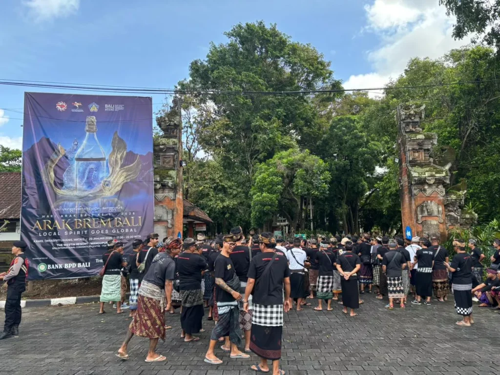MINTA KEJELASAN: Ratusan sopir yang tergabung dalam Forum Perjuangan Driver Pariwisata Bali mendatangi Kantor Gubernur Bali pada Kamis (12/3/2026).