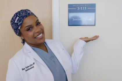 Kisah Inspirasi : Shay Taylor-Allen, 32 tahun, adalah seorang dokter di Yale New Haven Hospital, tempat ia pernah bekerja sebagai petugas kebersihan.