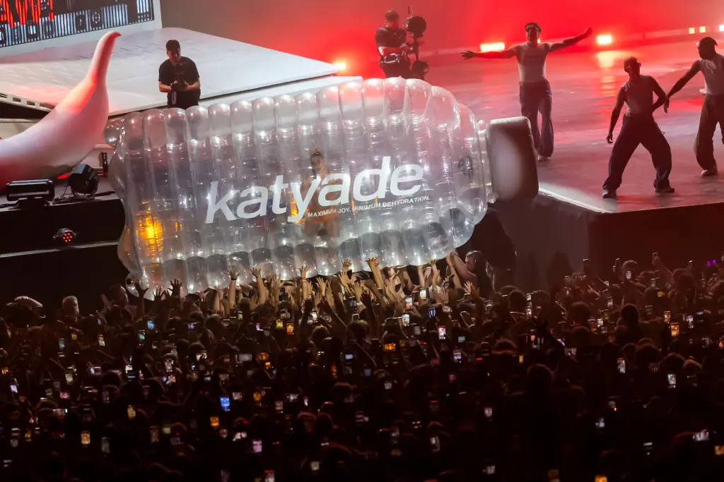 Katy Perry Botol Raksasa