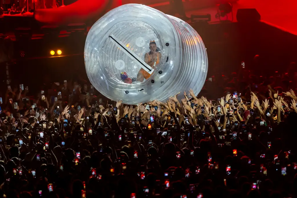Katy Perry Botol Raksasa