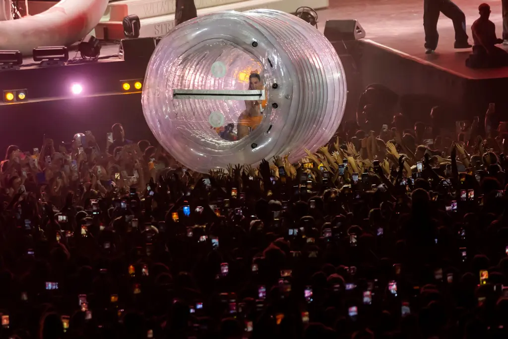 Katy Perry Botol Raksasa