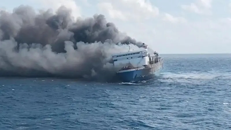 Kapal Mutiara Sentosa 2 terbakar di perairan Sumenep, Jawa Timur, Minggu (02/08).