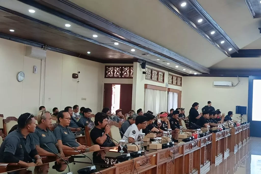 Anggota Forum Perjuangan Driver Pariwisata Bali saat mendatangi kantor DPRD Bali menyuarakan nasib ASKP, Senin (3/8/2026).