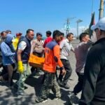 Petugas mengevakuasi mayat pria di kawasan pesisir Pantai Purnama, Desa Sukawati, Kecamatan Sukawati, Kabupaten Gianyar, Bali, Rabu (5/8/2026).(Polres Gianyar.)