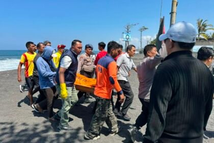 Petugas mengevakuasi mayat pria di kawasan pesisir Pantai Purnama, Desa Sukawati, Kecamatan Sukawati, Kabupaten Gianyar, Bali, Rabu (5/8/2026).(Polres Gianyar.)