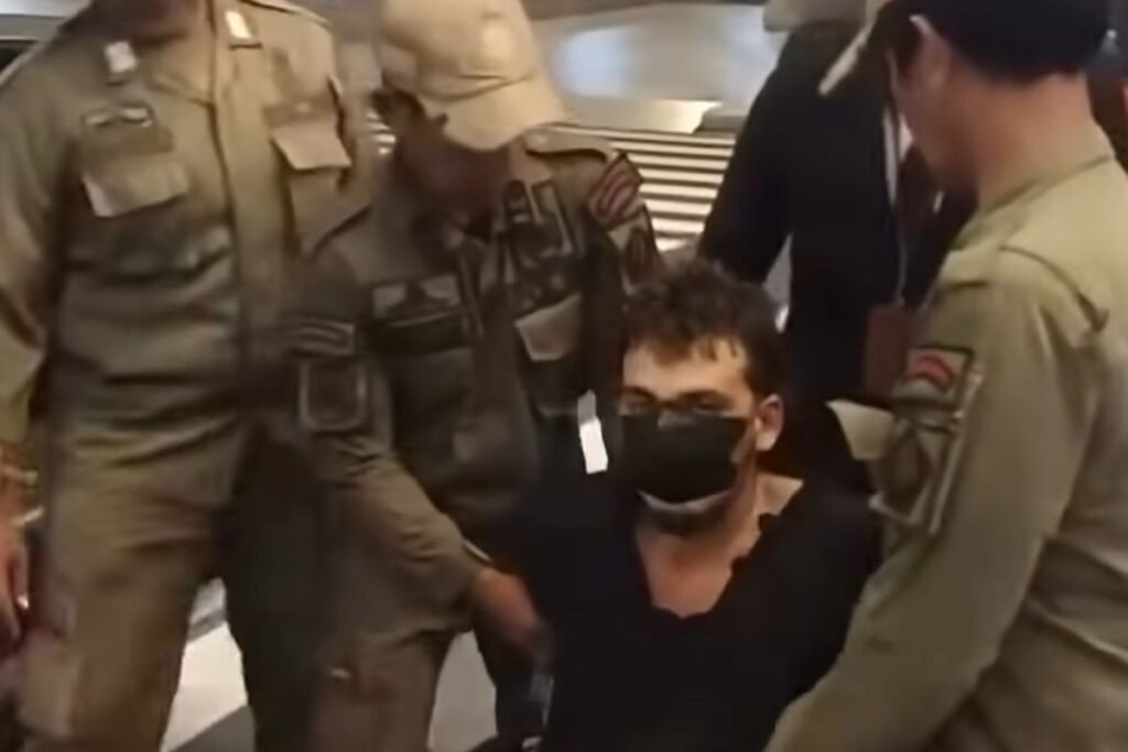 Tangkapan layar video WNA diamankan Satpol PP usai mengamuk di Bandara Internasional I Gusti Ngurah Rai, Bali, Selasa (4/8/2026) malam