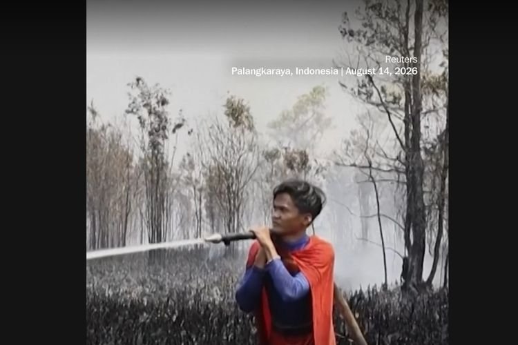 remaja kostum Superman padamkan karhutla