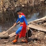remaja kostum Superman padamkan karhutla