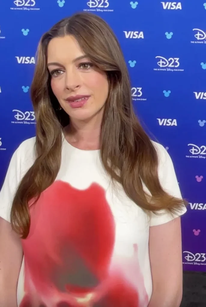 Anne Hathaway di karpet merah ajang Disney Legends Awards 2026.