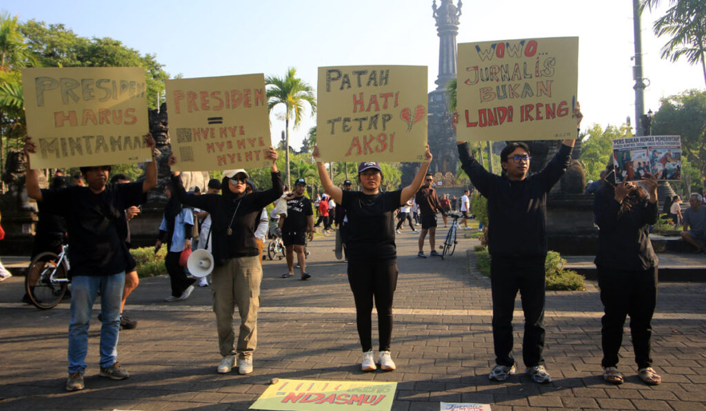 Foto Aksi jurnalis Bali protes londo ireng Prabowo