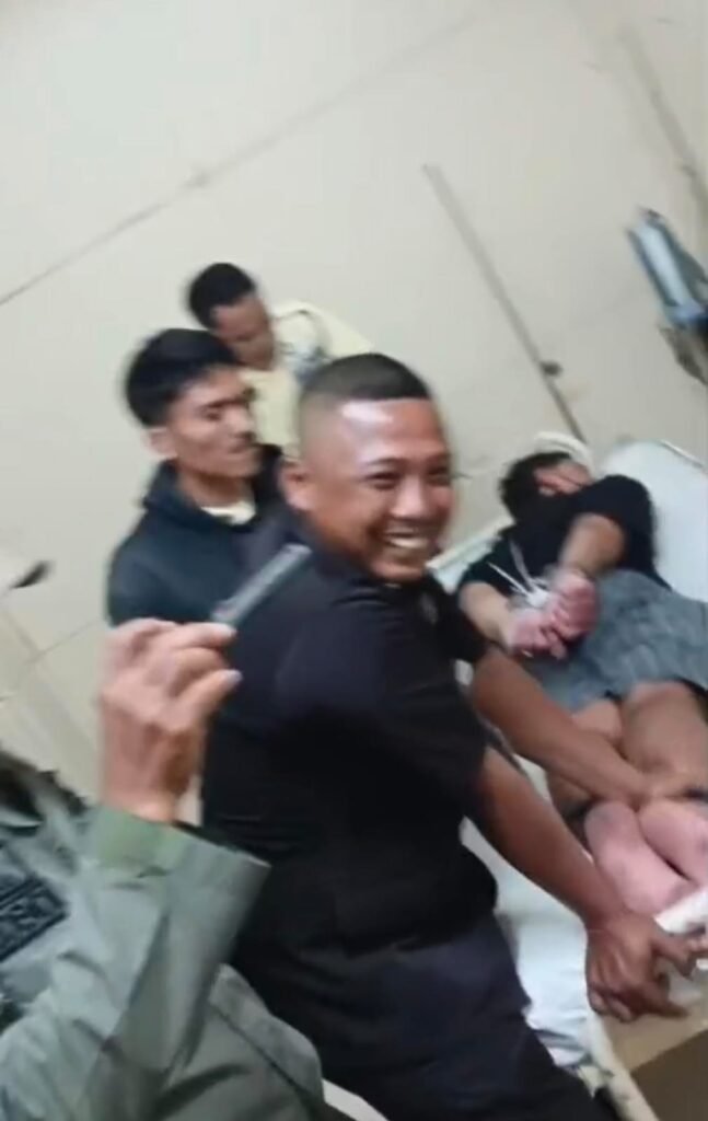 Tangkapan layar video WNA diamankan Satpol PP usai mengamuk di Bandara Internasional I Gusti Ngurah Rai, Bali, Selasa (4/8/2026) malam