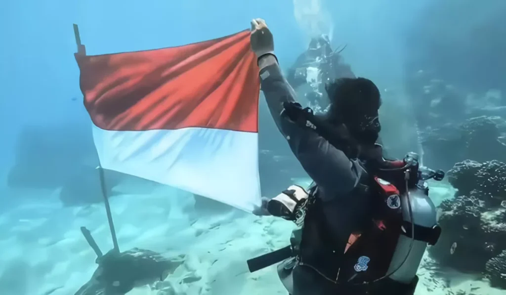 Foto: Pengibaran bendera merah putih di laut Nusa Lembongan oleh anggota Polsek Nusa Penida, di Kecamatan Nusa Penida, Klungkung, Bali. (Dok. Polsek Nusa Penida)