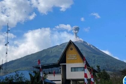 Gunung Lewotobi Ile Lewotolok meletus