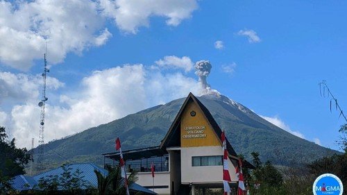 Gunung Lewotobi Ile Lewotolok meletus