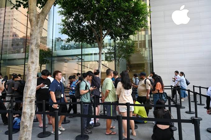 Foto Orang Ngantri untuk Membeli Iphone