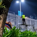 Foto Pekerja memasang pagar tinggi disekitar Mall di Jakarta (Istimewa)