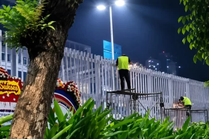 Foto Pekerja memasang pagar tinggi disekitar Mall di Jakarta (Istimewa)