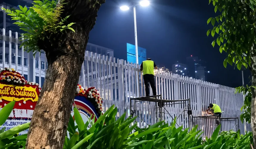 Foto Pekerja memasang pagar tinggi disekitar Mall di Jakarta (Istimewa)