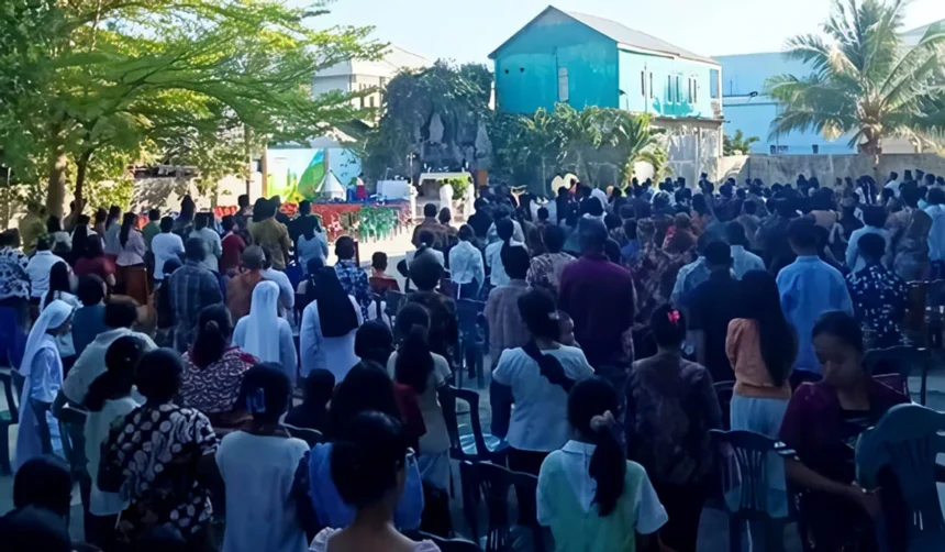 misa di luar gereja gempa Flores