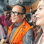Foto Immanuel Ebenezer didampingi Istrinya, Silvia Harefa