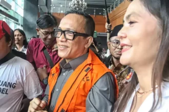 Foto Immanuel Ebenezer didampingi Istrinya, Silvia Harefa