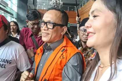 Foto Immanuel Ebenezer didampingi Istrinya, Silvia Harefa