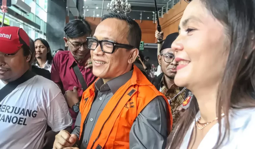 Foto Immanuel Ebenezer didampingi Istrinya, Silvia Harefa