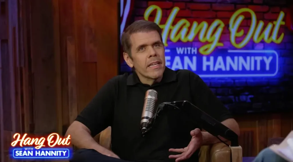 Seorang teman di Vegas mengatakan bahwa Hilton—yang terlihat dalam foto di atas saat wawancara bulan Juli—"merindukan Vegas dan berharap bisa kembali ke sana." Hang Out with Sean Hannity/ YouTube