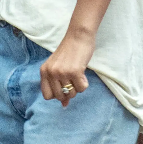Mantan bintang "Euphoria" itu memadukan cincin kawinnya dengan cincin pertunangannya yang berukuran lima karat.
BACKGRID