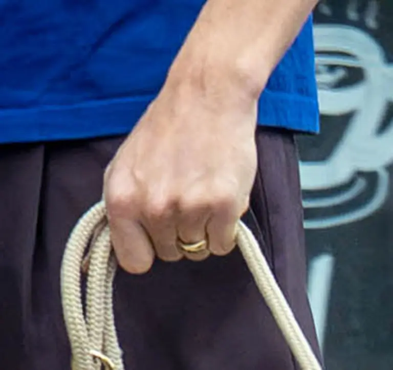 Ini adalah kali pertama sang aktor terlihat di depan umum mengenakan cincin di jari manis tangan kirinya.
BACKGRID