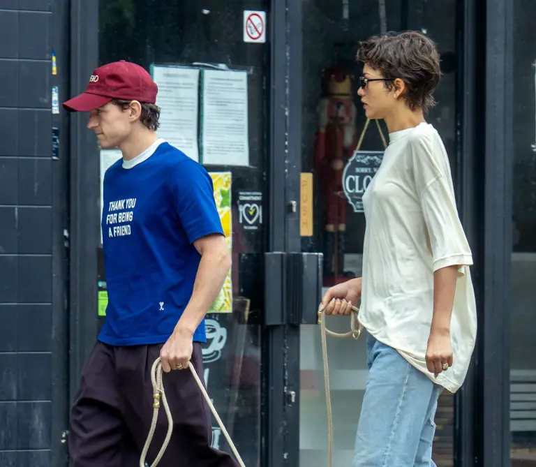 Tom Holland dan Zendaya terlihat mengenakan cincin emas yang serasi saat tampil di London pada hari Kamis, seperti yang tampak pada foto di atas.