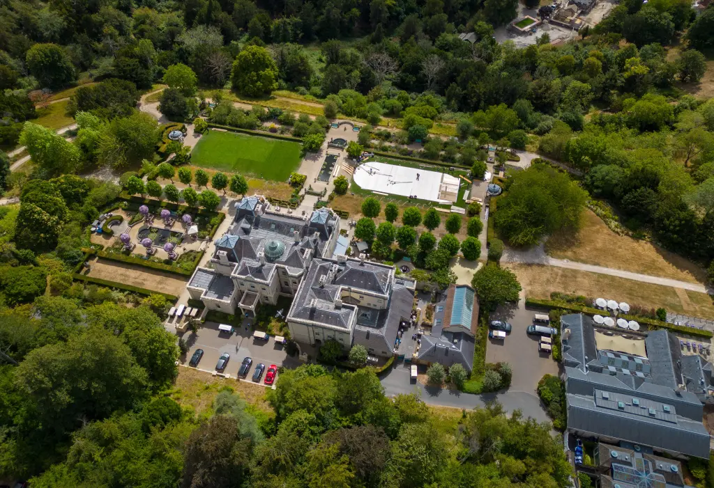 Mereka terlihat membeli kopi di tengah kabar yang beredar bahwa mereka diam-diam menggelar perayaan pernikahan di Beaverbrook Hotel (terlihat di atas) di Surrey, Inggris, setelah melangsungkan pernikahan secara tertutup.
BACKGRID