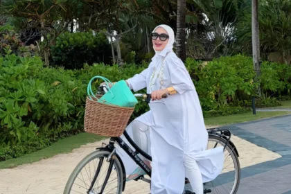 Syahrini gowes di Bali