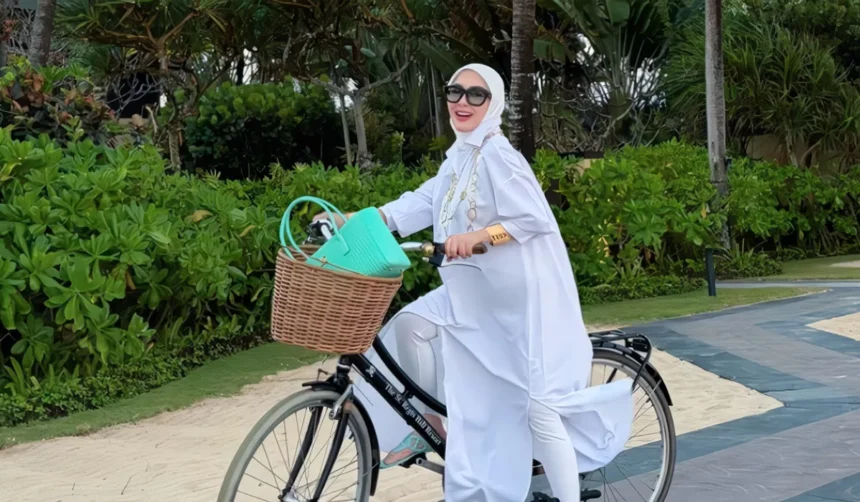 Syahrini gowes di Bali