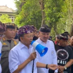 Gubernur Bali Wayan Koster saat menerima audiensi Forum Perjuangan Pariwisata Driver (FPPD) Bali di Kantor Gubernur Bali.