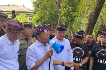 Gubernur Bali Wayan Koster saat menerima audiensi Forum Perjuangan Pariwisata Driver (FPPD) Bali di Kantor Gubernur Bali.