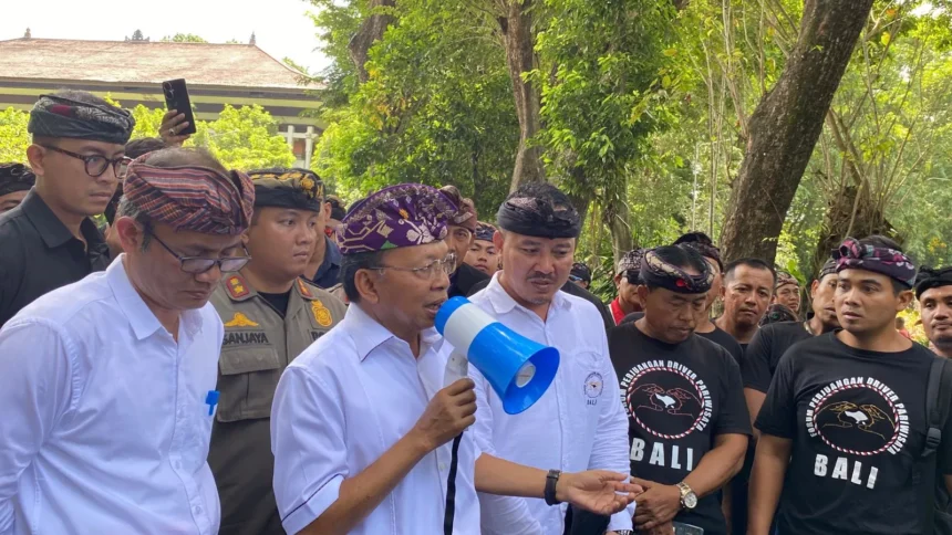 Gubernur Bali Wayan Koster saat menerima audiensi Forum Perjuangan Pariwisata Driver (FPPD) Bali di Kantor Gubernur Bali.