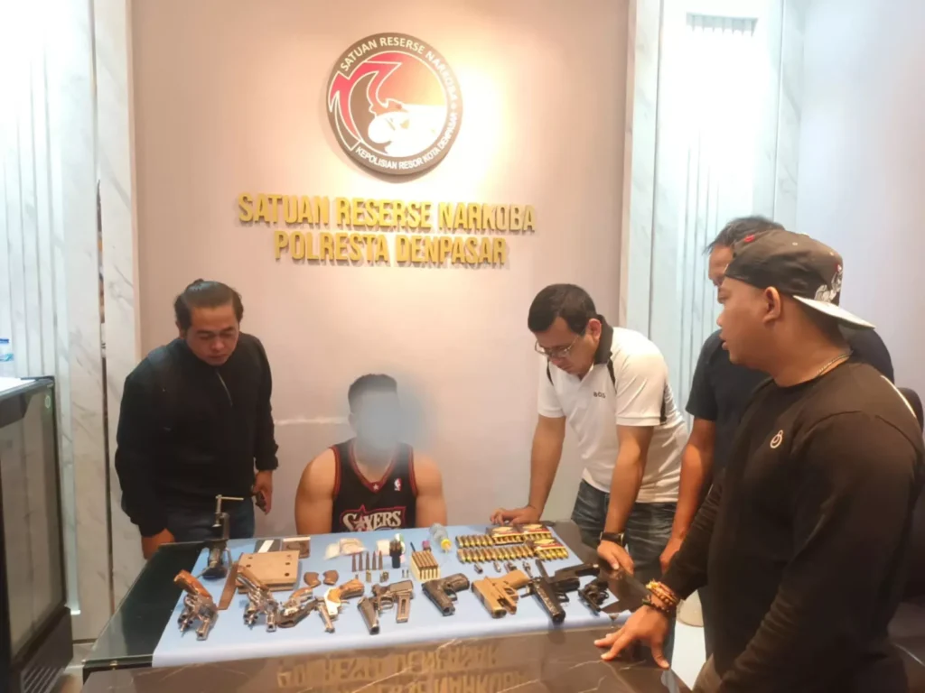 Foto sosok ARMP dan Barang Bukti saat di periksa oleh Polresta Denpasar