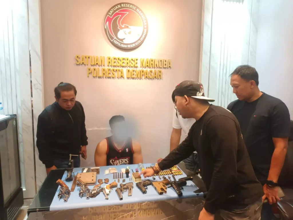 Foto sosok ARMP dan Barang Bukti saat di periksa oleh Polresta Denpasar