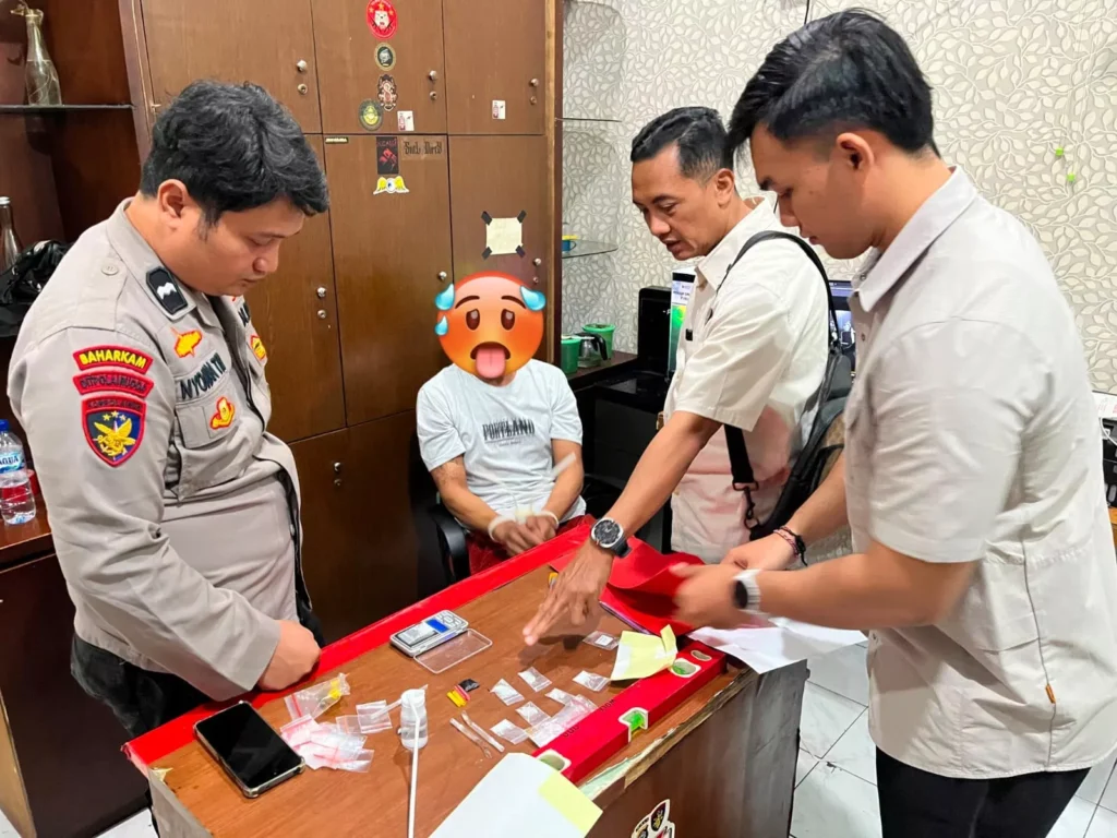 Foto Tersangka pengedar sabu di kedongan saat diamankan oleh Polisi. Terlihat barang bukti sabu-sabu ikut serta diamankan.