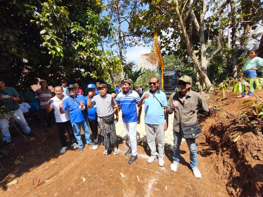 Petinggi Demokrat Bali, saat meresmikan pembukaan jalan di Tabanan 